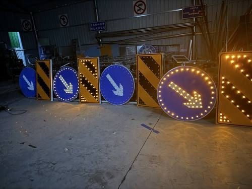 湖北湖北河南太阳能交通标牌 河南自发光交通路标牌厂家